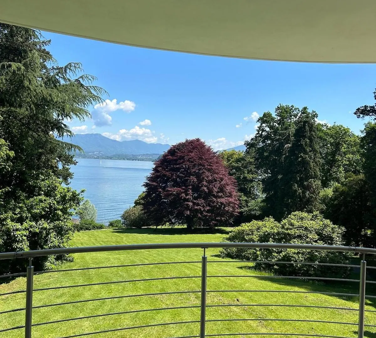 Villa Overlooking Lake Maggiore With 3 Suites Ranco
