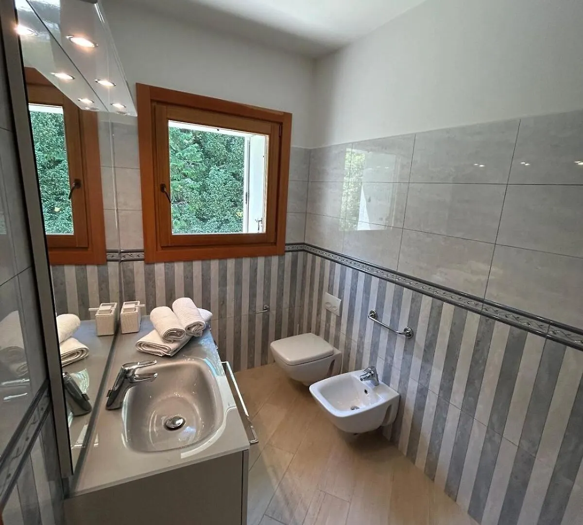 Villa Overlooking Lake Maggiore With 3 Suites Ranco Italie