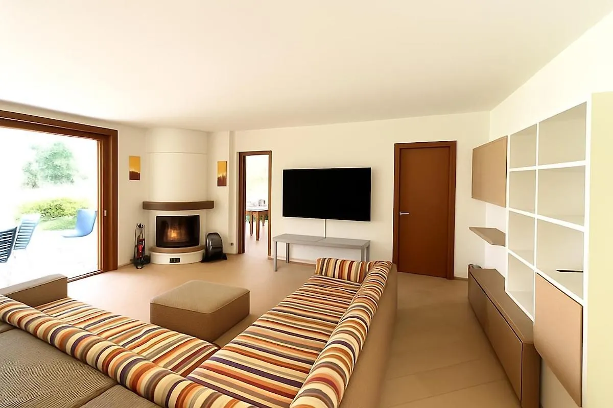 Villa Overlooking Lake Maggiore With 3 Suites Ranco Italie